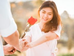 Mengenal Love Bombing: Tanda, Dampak, dan Cara Menghindarinya