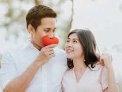 Jatuh Hati: Apa Arti dan Bedanya dengan Jatuh Cinta?